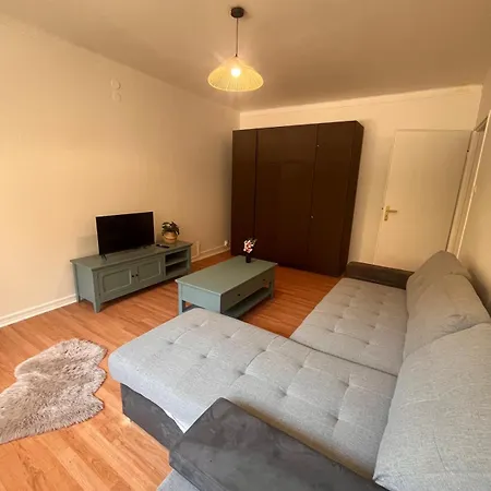 Modern 2 Bedroom Apartment, 4 People, Tram 2 Min Apartamento *
