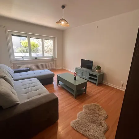 Modern 2 Bedroom Apartment, 4 People, Tram 2 Min