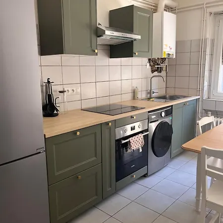 Modern 2 Bedroom Apartment, 4 People, Tram 2 Min *
