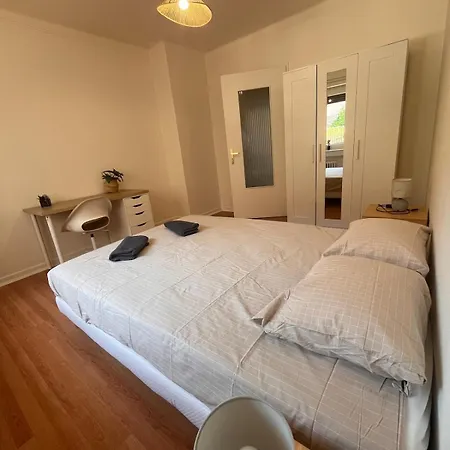 Modern 2 Bedroom Apartment, 4 People, Tram 2 Min Apartamento *