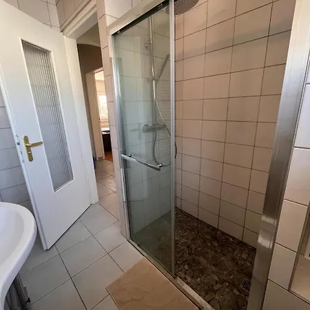 Modern 2 Bedroom Apartment, 4 People, Tram 2 Min Apartamento *